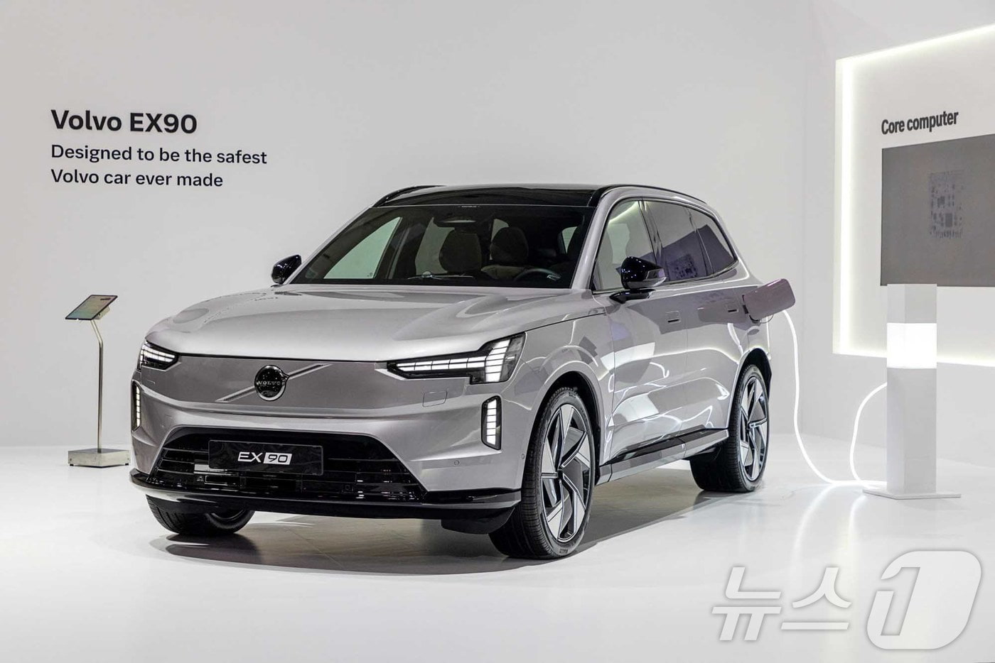 Volvo_EX90_SUV_Front
