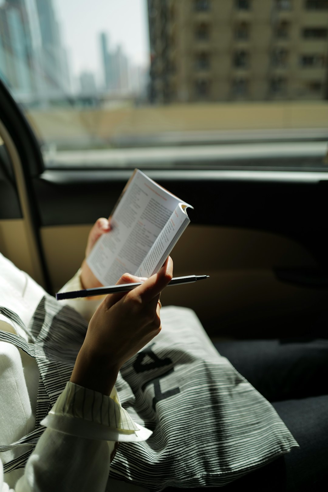 writing_note_on_car